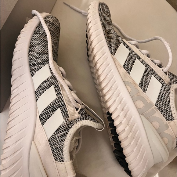 Used Men’s Adidas Tennis Shoe. - Picture 6 of 10